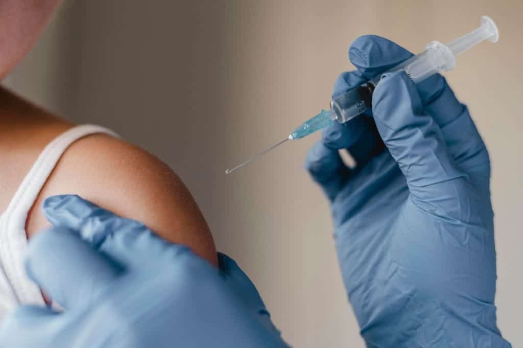 Paziente durante la vaccinazione - Credits: Freepik