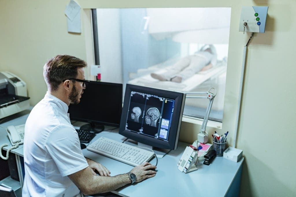 Medico che analizza un esame mri al computer - Credits: Freepik