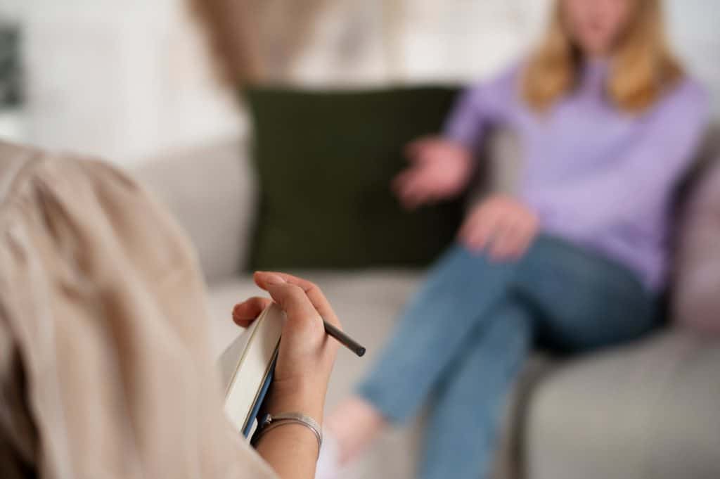 Giovane paziente parla con un terapeuta - Credits: Freepik