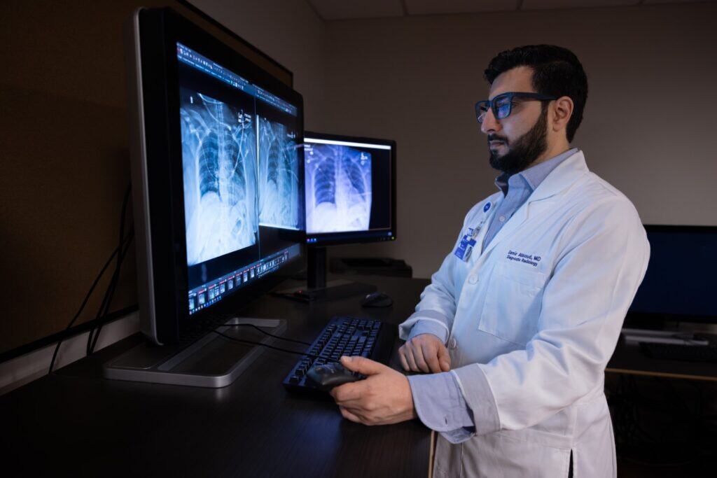 Il Dottor Samir Abboud, co-autore dello studio mentre analizza degli esami radiologici - Credits: José M. Osorio/Northwestern Medicine