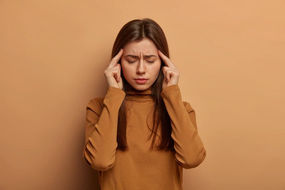 Ragazza con un attacco di emicrania in corso - Credits: Freepik