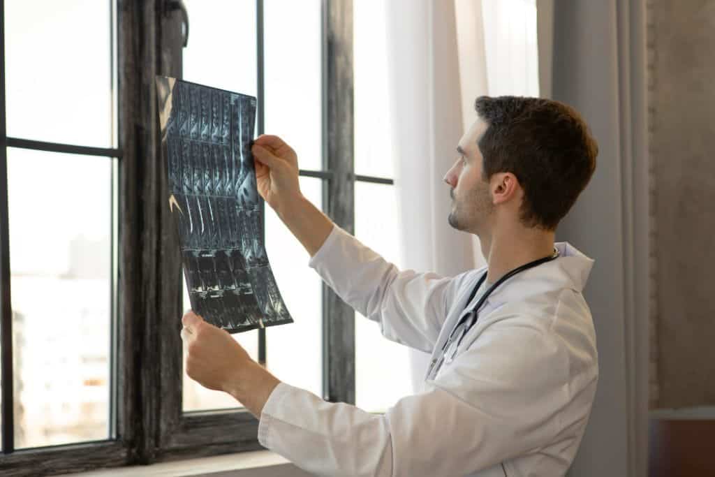 Medico che analizza esame radiologico - Credits: Freepik