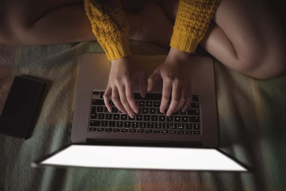 Persona che cerca informazioni su internet - Credits: Freepik