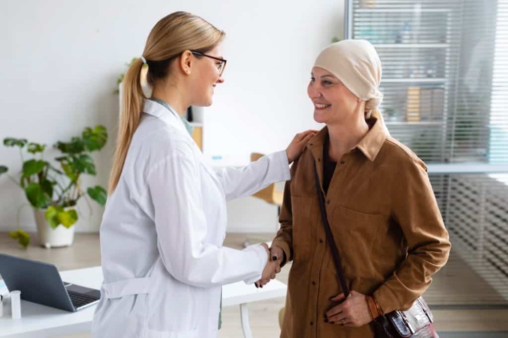 Medico che rassicura paziente - Credits: Freepik