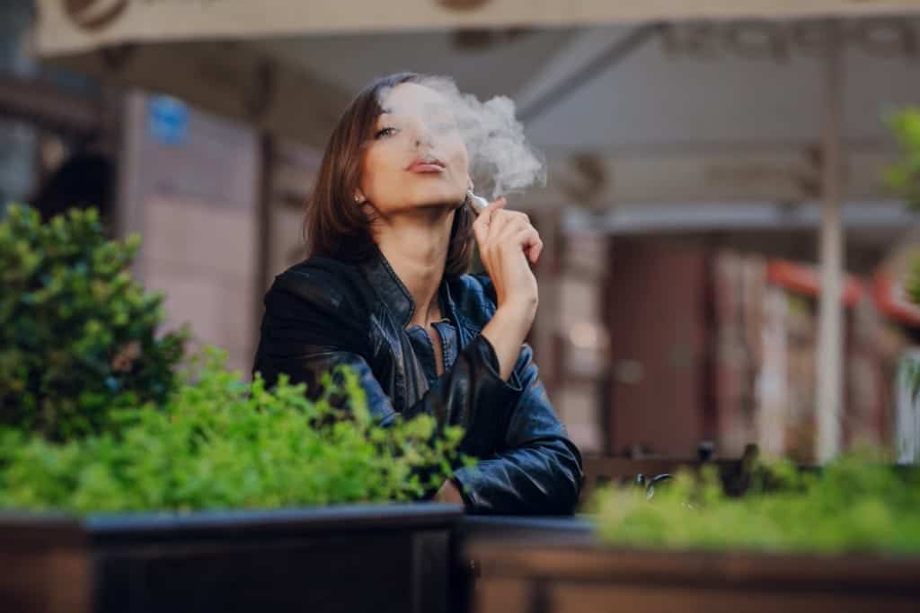 Giovane donna mentre fuma una e-cigarette - Credits: Freepik