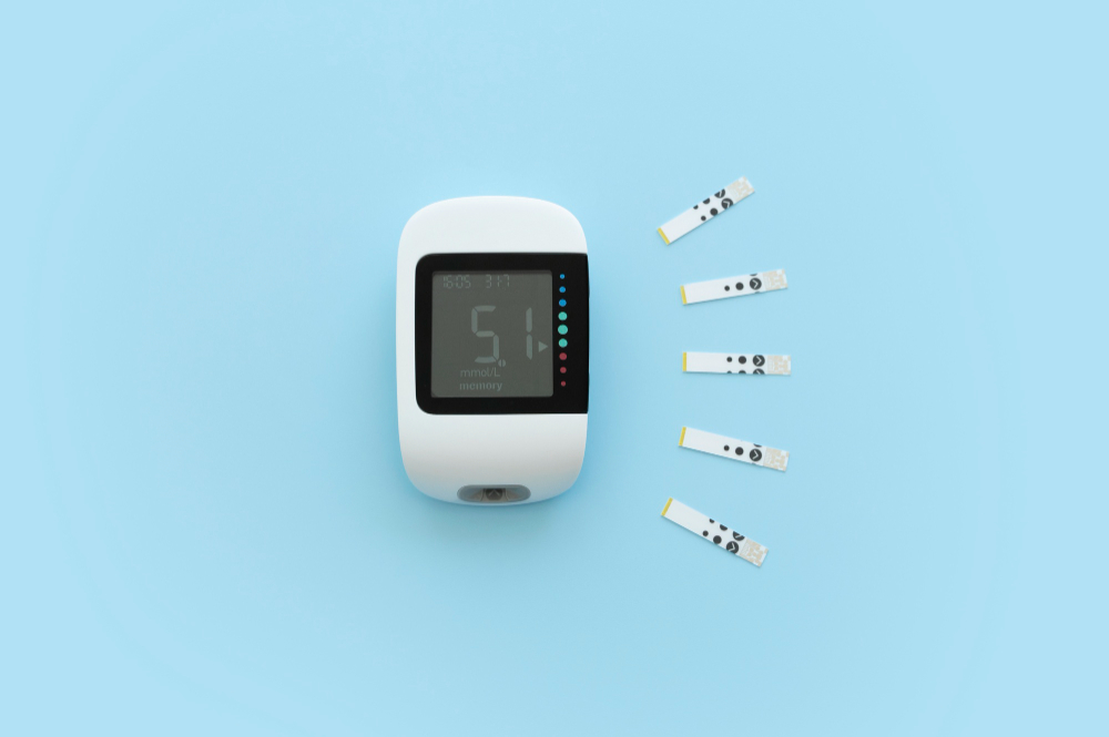Glucometro: il dispositivo medico per monitorare la glicemia - Credits: Magnific.com